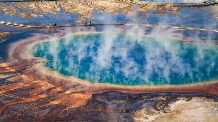 Yellowstone National Park: A Guide to Nature's Wonderland